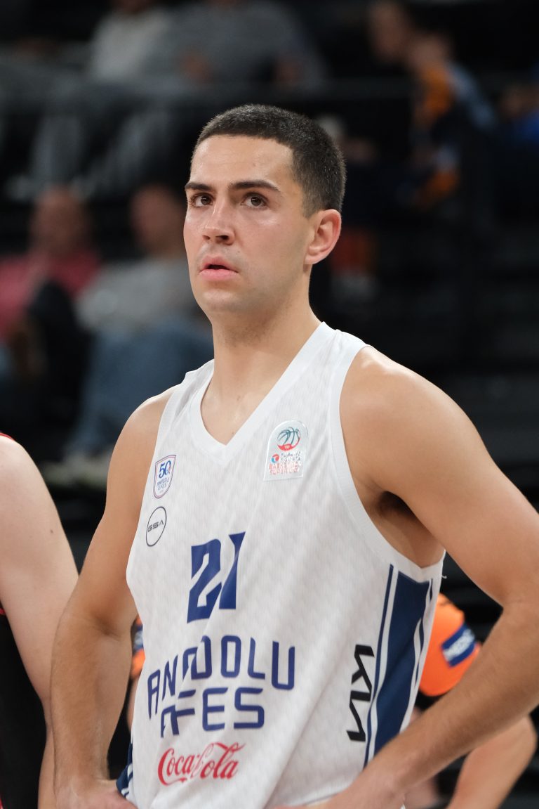 ontdek de geschiedenis van het lakers-shirt nummer 20, gedragen door cole swider. leer meer over zijn carrière en betekenis binnen het team.