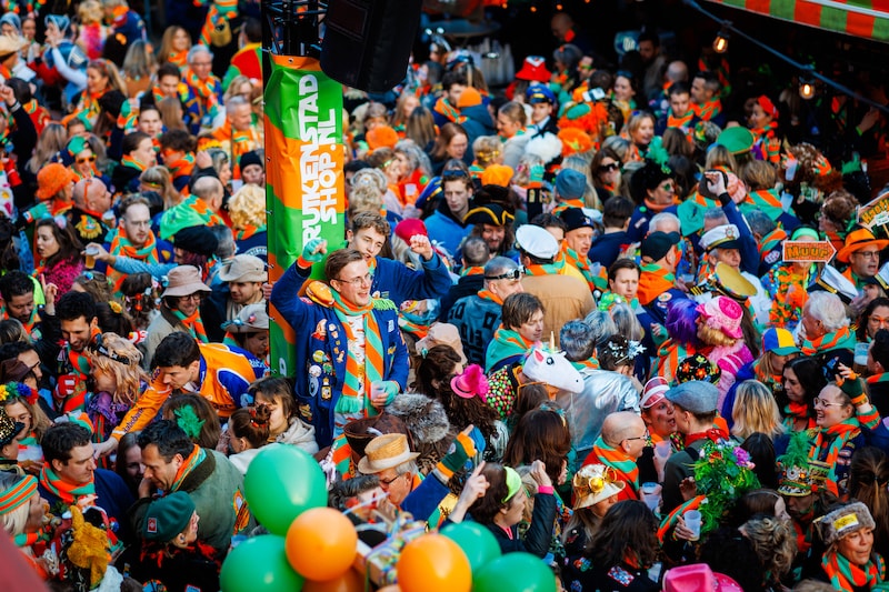 tijdens het carnaval in hanau gooien jongeren met flessen, wat leidt tot onrust en problemen in de stad.