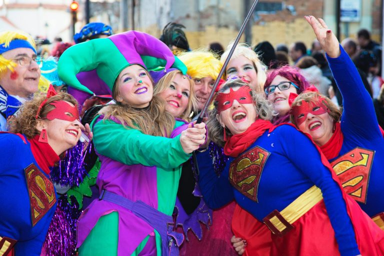 tijdens het carnaval in hanau gooiden jongeren flessen, wat leidde tot onrust en verstoring van de festiviteiten.
