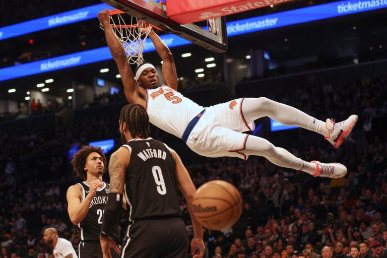 de knicks willen een atletische voormalige nets-speler aantrekken als versterking voor hun team.