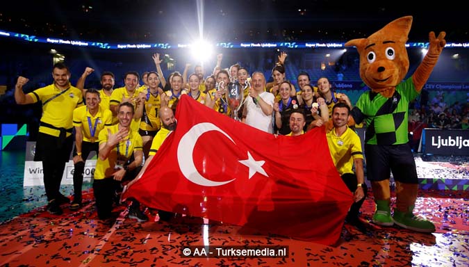 voormalige basketbalster wint turkse kampioenschapstitel en schrijft geschiedenis in het basketbal.