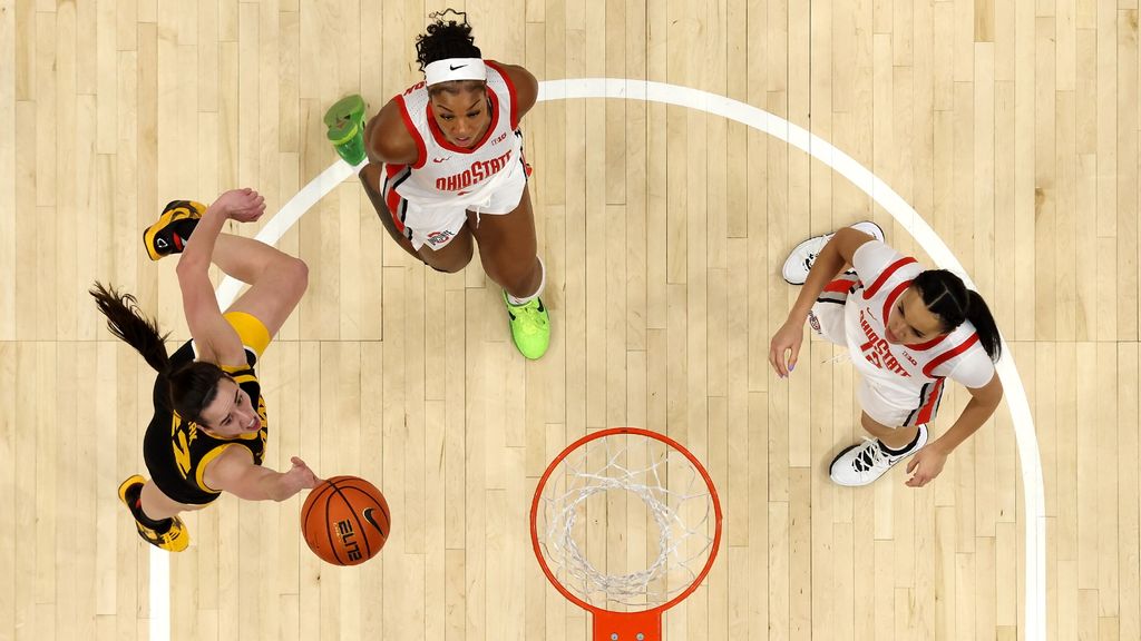 voormalige basketbalster wint turkse titel en schrijft geschiedenis met haar indrukwekkende overwinning in de basketbalcompetitie.