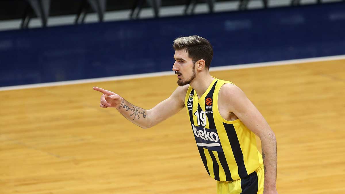 fenerbahçe viert hun euroleague-kampioenschap met een indrukwekkende parade vol feest en trots.