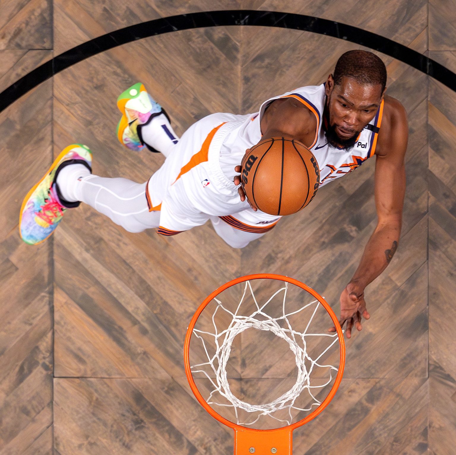 kevin durant prijst een voormalige speler van wisconsin voor zijn indrukwekkende vaardigheden en prestaties in het basketbal.