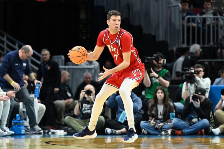 voormalig basketbalster uit wisconsin wint de euroleague en wordt uitgeroepen tot most valuable player (mvp).